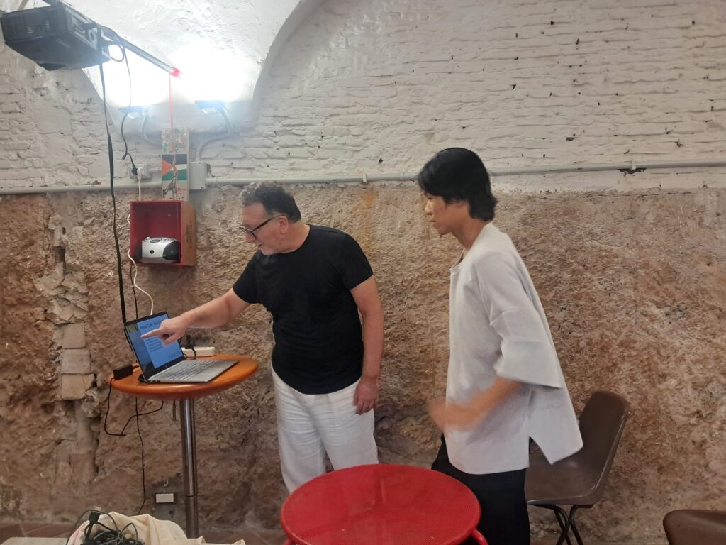 Fabio mostra alcune slide al nostro ospite